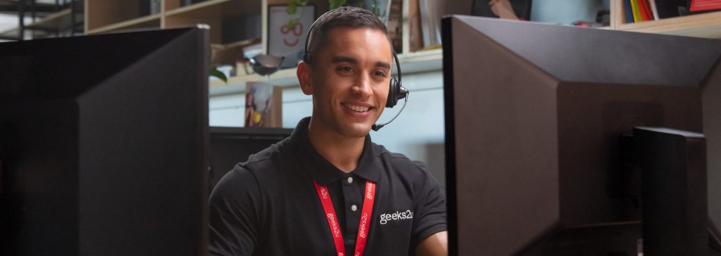 A Geeks2U technician offering remote service.